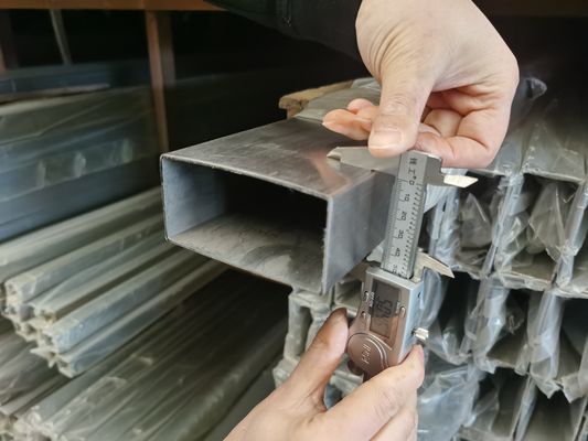 ASTM A479 브러시 스테인레스 강 스퀘어 튜브는 헤드라이트 0.6 밀리미터를 닦았습니다
