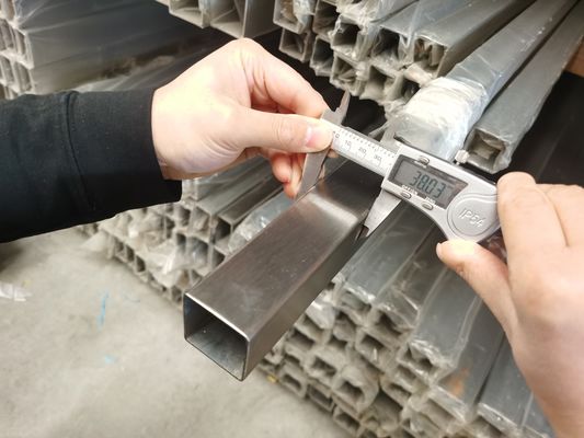 ASTM A479 브러시 스테인레스 강 스퀘어 튜브는 헤드라이트 0.6 밀리미터를 닦았습니다
