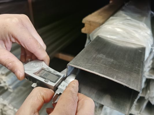 ASTM A479 브러시 스테인레스 강 스퀘어 튜브는 헤드라이트 0.6 밀리미터를 닦았습니다